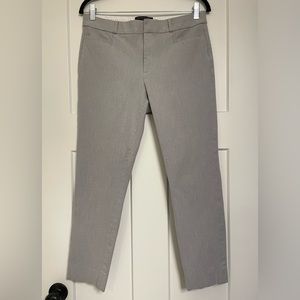 Mid-rise business casual pants with a cropped hem.